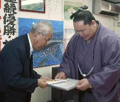 Yokozuna Asashoryu gets peace award in Nagasaki